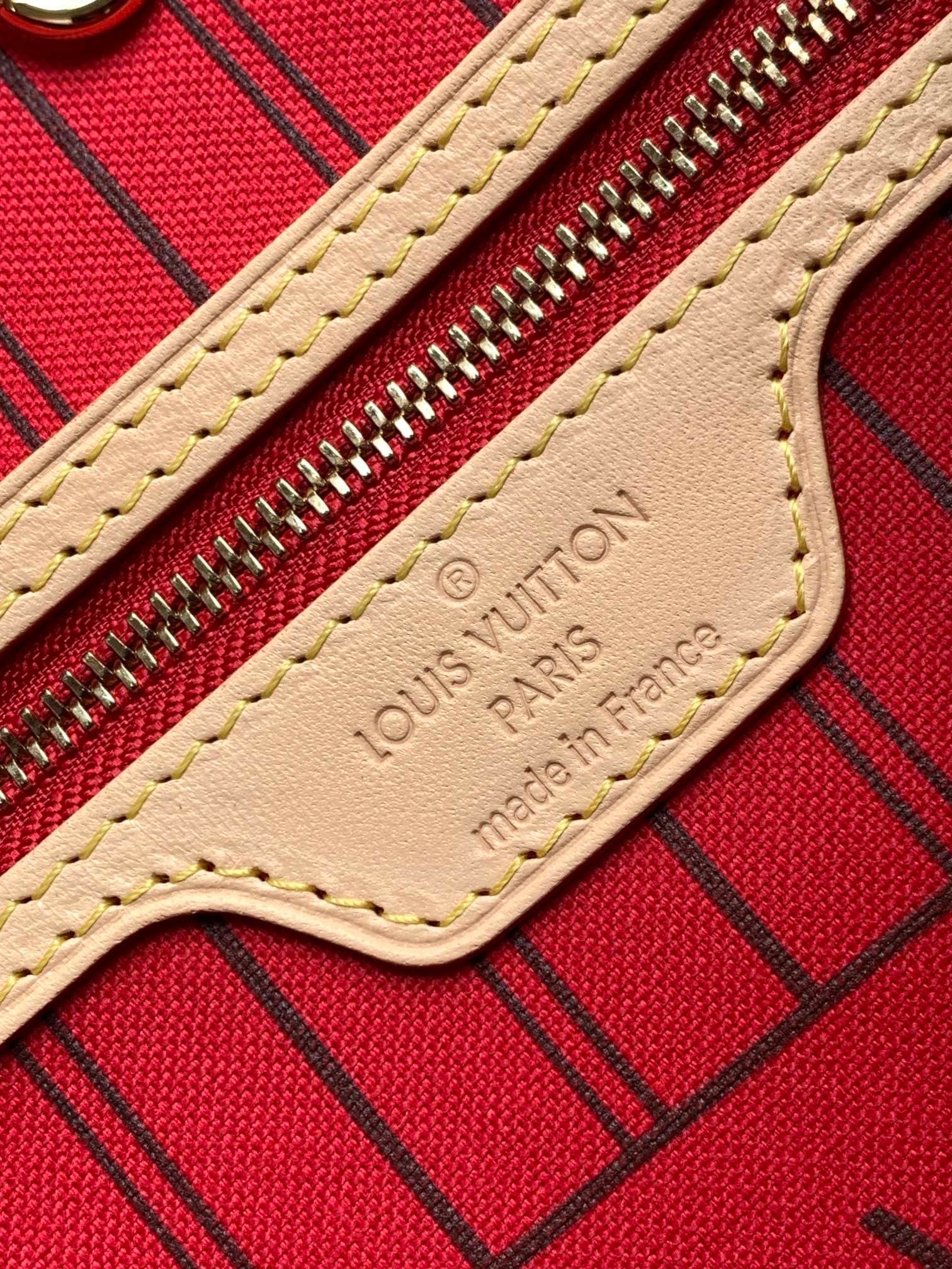 حقبية لويس فيتون نيفرفول باندوليير