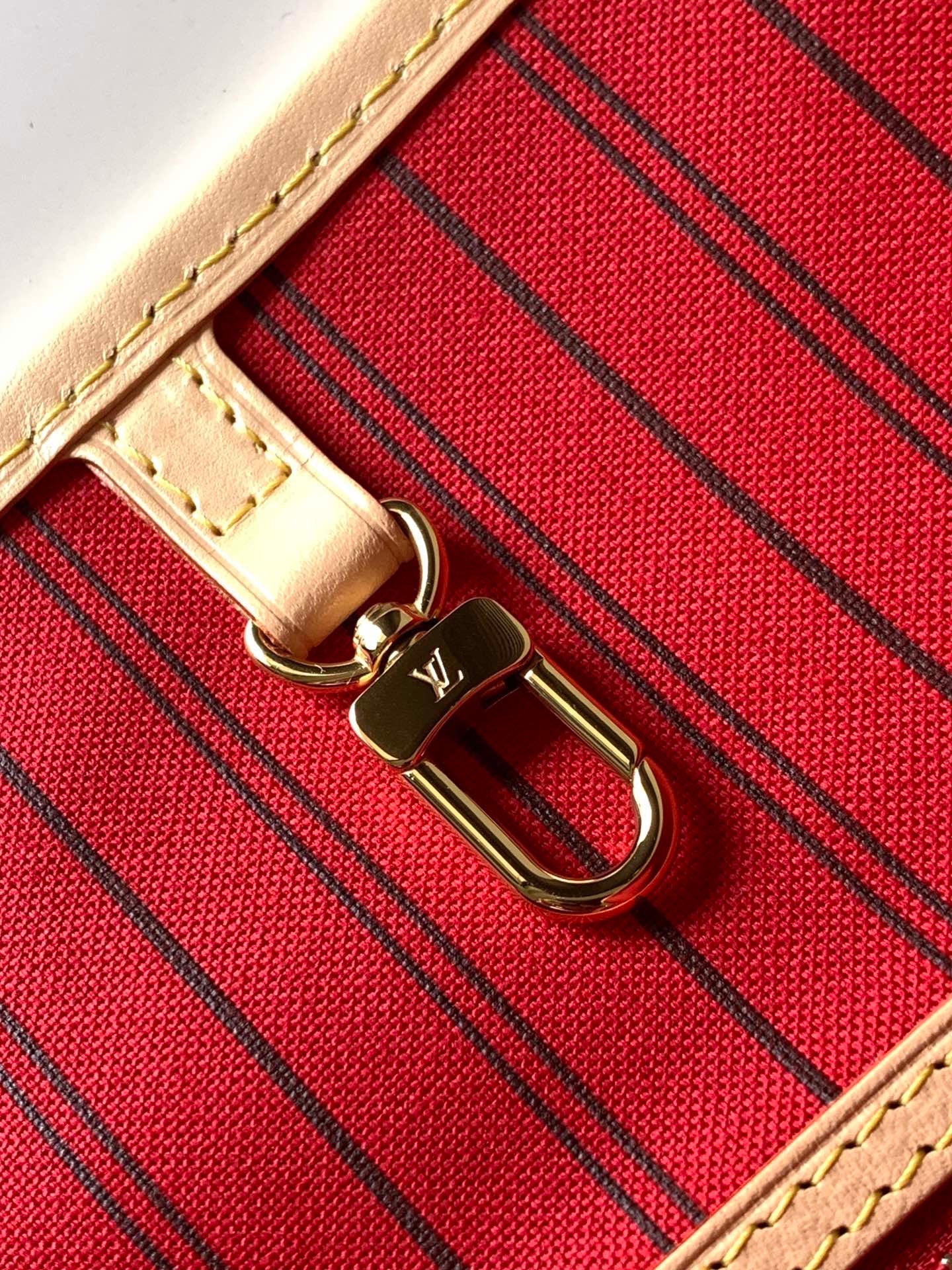 حقبية لويس فيتون نيفرفول باندوليير